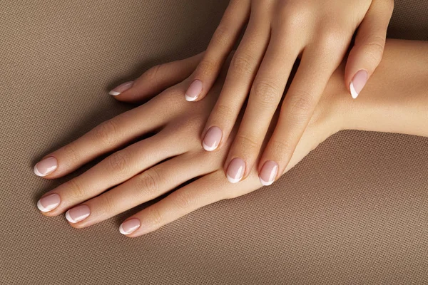 Palma Joven Sobre Fondo Beige Hermosa Manicura Glamour Estilo Francés —  Fotos de Stock