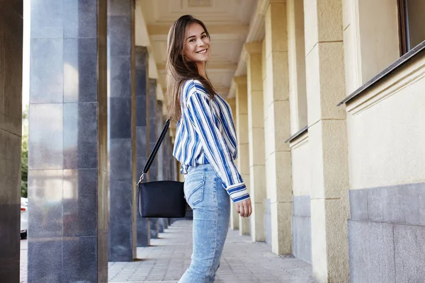 Estilo Calle Aire Libre Retrato Hermosa Chica Mujer Joven Sonriendo —  Fotos de Stock