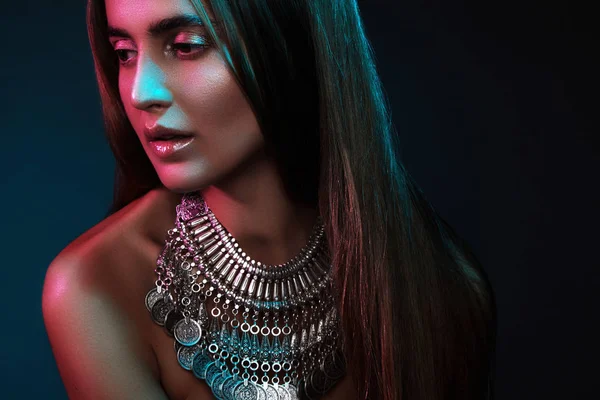 Mooie Vrouw Een Ketting Model Sieraden Uit Zilver Prachtige Indiaanse — Stockfoto