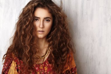 Uzun kıvırcık saç modeli, moda takı uzun esmer saçlı güzel genç kadın. Seksi kız vogue tarzı. Kadın yüzü güzel Arap Güzellik Portresi. Hint tarzı kıyafetler, uzun elbise