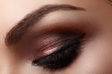 Aşırı uzun kirpik ve siyah liner makyaj kadın göz güzel makro çekim. Mükemmel bir şekil makyaj ve uzun kirpikler. Kozmetik ve makyaj. Closeup makro moda gözleri sima vurdu