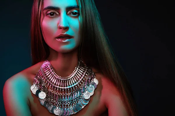 Belle Femme Dans Collier Modèle Bijoux Argent Beaux Bijoux Indiens — Photo