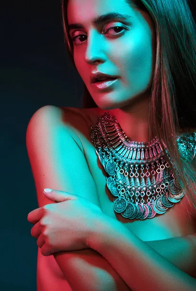 Belle Femme Dans Collier Modèle Bijoux Argent Beaux Bijoux Indiens — Photo
