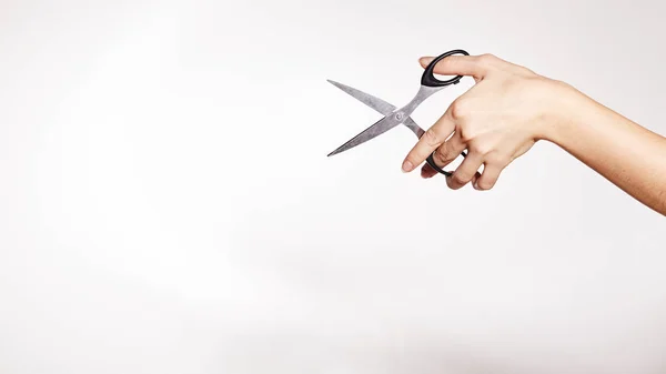 Ręka Kobiety Trzyma Nożyczki Skopiuj Miejsce Tekst Izolacja Białym Tle — Zdjęcie stockowe