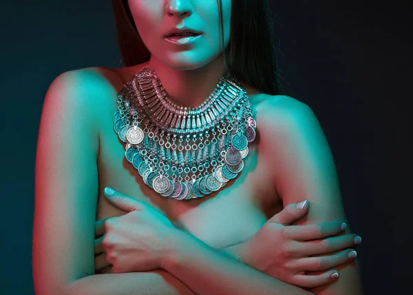 Hermosa Mujer Collar Modelo Joyería Plata Hermosas Joyas Indias Luces — Foto de Stock