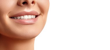 Beyaz Arkaplanda Güzel Mutlu Genç Kadın Gülümsemesi. Mükemmel Sağlıklı Beyaz Diş. Diş beyazlatma, Ortodont, Diş Bakımı, Tretment ve Sağlık