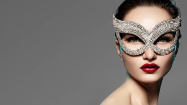 Moda Dudakları Makyajlı Parlak Maske Giyen Güzel Model. Maskeli Balo Stili Kadın. Tatil Kutlaması Bak. Yatay Güzellik Fotoğrafı