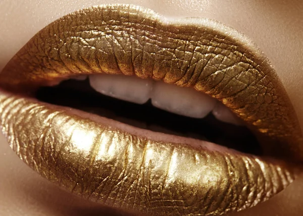 Belo Close Com Lábios Femininos Rechonchudos Com Maquiagem Cor Ouro — Fotografia de Stock