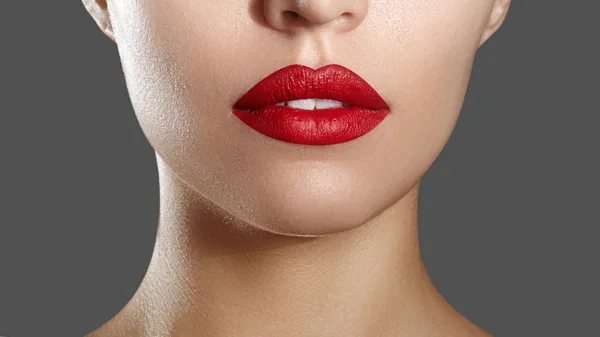 化粧品 化粧品 トレンド 唇に明るいリップグロスとリップスティック 赤いリップメイクで美しい女性の口の閉鎖 女性の顔の美しい部分 完璧なきれいな肌 — ストック写真