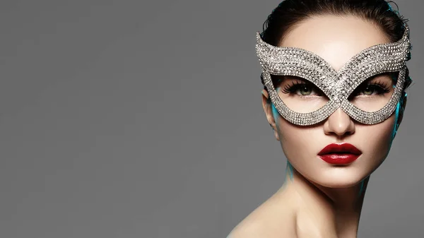 Beautiful Model Fashion Lips Makeup Wearing Bright Brilliant Mask Masquerade — 스톡 사진