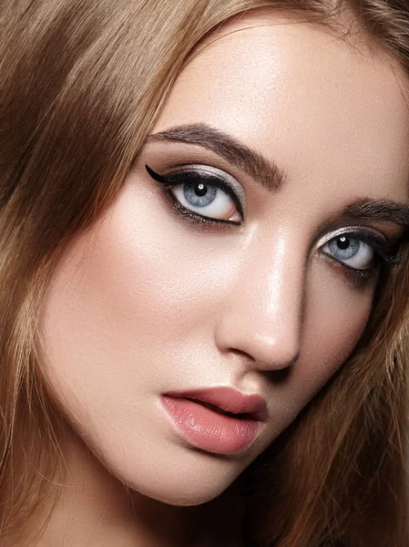 Hermosa Mujer Con Maquillaje Profesional Celebra Maquillaje Ojos Estilo Cejas — Foto de Stock