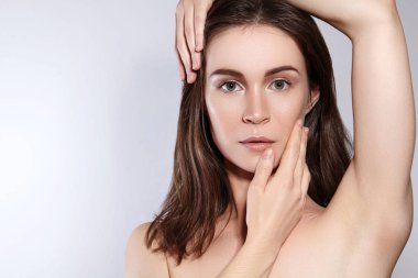 Güzel Kadın Yüzlü Portre. Mükemmel Taze Temiz Ciltli Güzel Spa Mankeni Kız. Gençlik ve Deri Bakımı Konsepti.