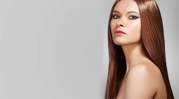 Mulher Bonita Com Maquiagem Profissional Celebra Maquilhagem Pele Brilhante Look — Fotografia de Stock