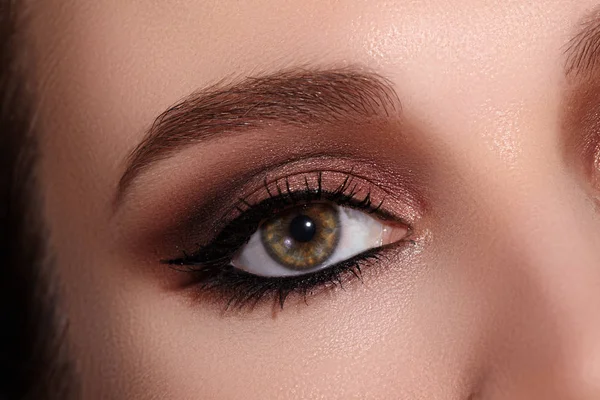Piękny Makro Strzał Kobiecego Oka Klasycznym Makijażem Eyeliner Idealny Kształt — Zdjęcie stockowe