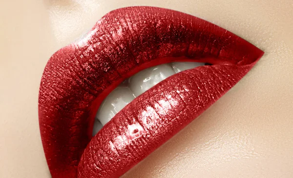 Hermosos Labios Mujer Con Maquillaje Lápiz Labial Rojo Moda Cosmético —  Fotos de Stock