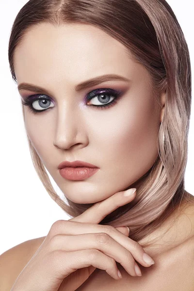 Hermosa Mujer Con Maquillaje Profesional Celebra Maquillaje Ojos Estilo Cejas — Foto de Stock