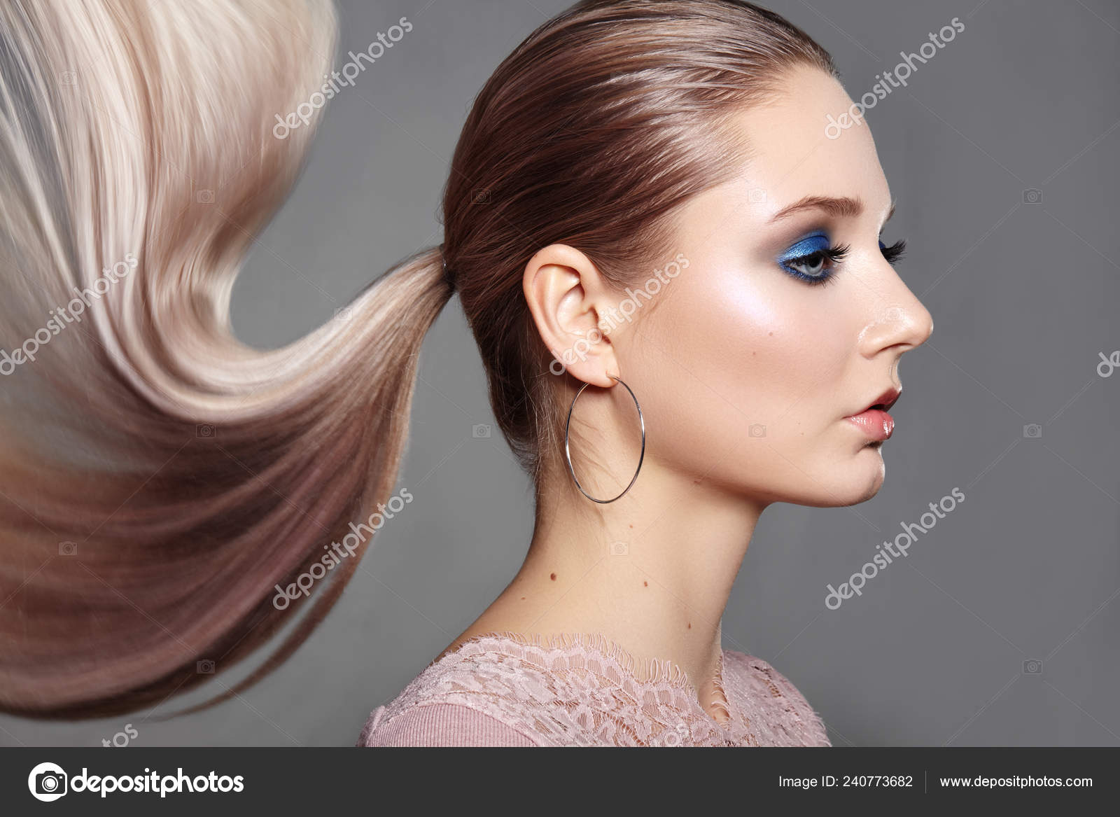 Cabelo loiro comprido lindo penteado mulher moda maquiagem