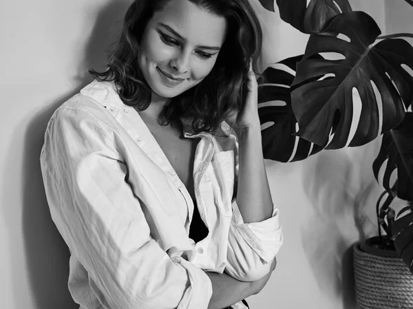 Привлекательная Чувственная Женщина Позирует Белой Рубашке Черно Белый Кинопортрет Симпатичными — стоковое фото