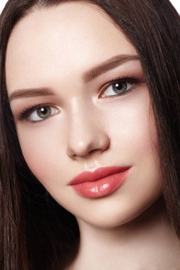 Güzel Gelin 'in yakın çekimi. Weddind ya da Makyaj Kutlaması. Temiz, parlak derili, dudaklarında doğal dudak parlatıcısı olan kadın. Taze Biçim