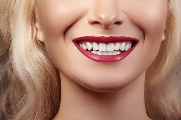 Zubní krasavice. Překrásné makro dokonalých bílých zubů. Sexy módní ret červený makeup. Bělící zub, wellness léčba — Stock fotografie