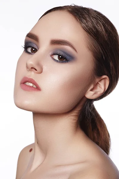 Mooie vrouw met professionele make-up. Vier stijl oogmake-up, perfecte wenkbrauwen, glanzende huid. Heldere mode look — Stockfoto