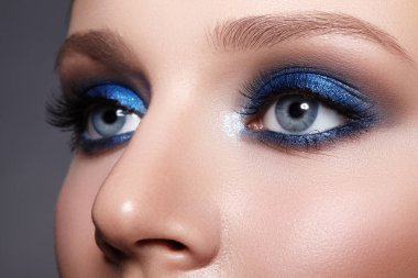 Mavi Gözlü Kadın Yüzünün Closeup Makrosu. Moda Makyaj kutlayın, Glowy Temiz Cilt, Kaşlar mükemmel Şekiller