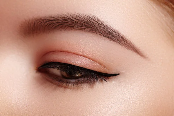 Макро-шот Female Eye с классическим макияжем Eyeliner. Идеальная форма бровей. Косметика и косметика — стоковое фото