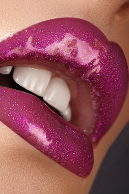 Glamour kırmızı parlak dudak makyaj. Moda makyaj güzellik vurdu. Yakın çekim kadın seksi dolgun dudaklar ile pembe parlak kutlamak