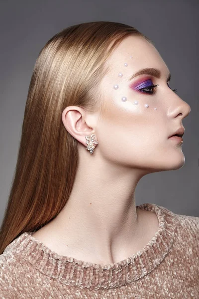 Vacker flicka med professionell kreativ makeup. Fira ögonmakeup, perfekta ögonbryn, Glow Skin. Ljust mode look — Stockfoto