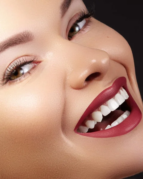 Moda donna faccia con sorriso perfetto. Modello femminile con pelle liscia, ciglia lunghe, labbra rosse, denti bianchi sani — Foto Stock