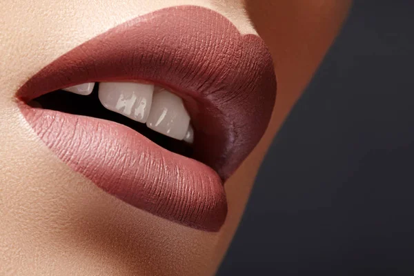 Close-up weibliche Lippen mit natürlichem Kaffee-Lippenstift-Make-up. Makro sexy Lippenstift Make-up. Matte modischen Stil — Stockfoto