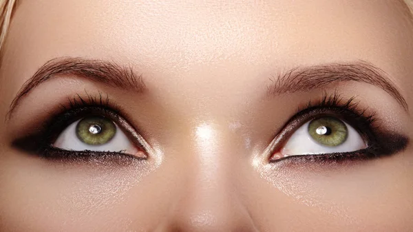 Hermosa foto macro de ojos femeninos con maquillaje ahumado negro de moda. Cosméticos y maquillaje. Sombras oscuras. Mira hacia arriba —  Fotos de Stock