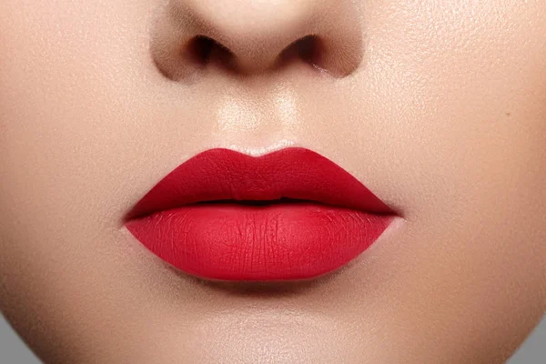 Hermosa mujer labios con maquillaje de lápiz labial estera de moda. Red Lip Make-Up Concept. Beauty Visage. Estilo de San Valentín — Foto de Stock