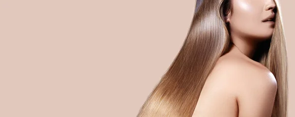 Piękna kobieta z prostych błyszczące włosy. Seksowna brunetka z gładką fryzurę, piękne zdrowe długie włosy z połyskiem — Zdjęcie stockowe