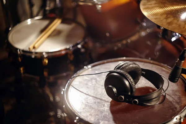 Czarne słuchawki na perkusji Studio. Piękne zbliżenie koncepcja Recording Studio lub Concert Hall Tools. Tło muzyczne — Zdjęcie stockowe