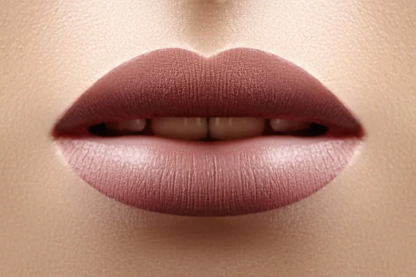 Nahaufnahme weiblicher voller Lippen mit modischem natürlichen Lippenstift-Make-up. Makro sexy Lippenstift Make-up. Matte modischen Stil — Stockfoto