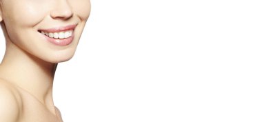 Beyaz Arka Plan Üzerinde Beyaz Dişleri ile Güzel Bölüm Yüz Genç Kadın. Mutlu Gülümseme. Sağlıklı Yaşam ve Diş Bakımı. Kopyalama Alanı