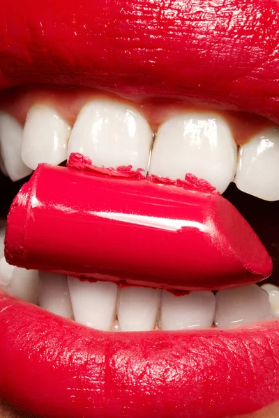 Lábios de mulher de expressão com maquiagem de batom de moda. Cosmético, conceito de maquiagem de moda. Dentes Bite Batom — Fotografia de Stock