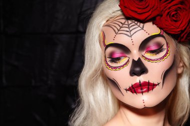 Güzel Cadılar Bayramı Makyaj Tarzı. Sarışın manken, Kırmızı Güllü Kafatası Şekeri Giyer. Santa Muerte konsepti