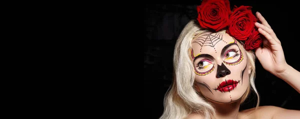 Styl makijażu na Halloween. Blondynka Modelka Nosić Sugar Czaszki Makijaż Z Czerwonych Róż. Koncepcja Dia de los Muertos lub Santa Muerte — Zdjęcie stockowe