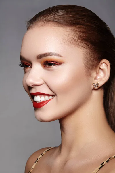 Cara Mujer Moda Con Sonrisa Perfecta Primer Plano Hermosa Cara —  Fotos de Stock