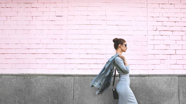 Tiro Estilo Rua Mulher Parede Rosa Menina Swag Vestindo Jaqueta — Fotografia de Stock