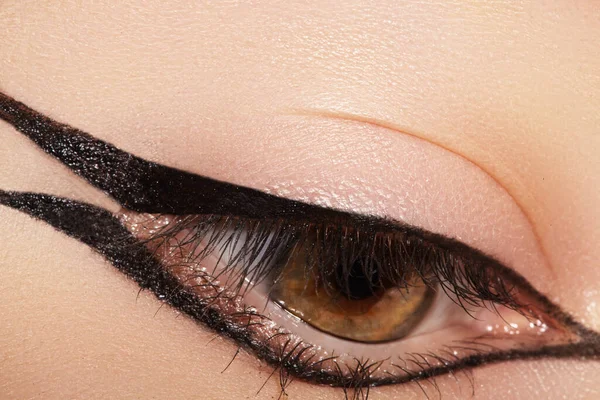 Vacker Makro Shot Kvinnligt Öga Med Klassisk Eyeliner Makeup Perfekt — Stockfoto