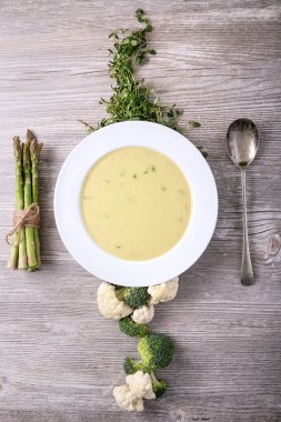 Ev yapımı kuşkonmaz çorbası