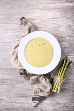 Ev yapımı kuşkonmaz çorbası