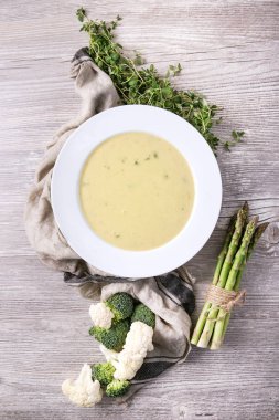 Ev yapımı kuşkonmaz çorbası