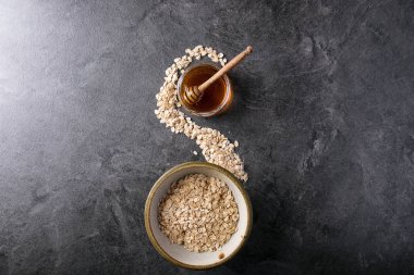 Kuru yulaf taze Yunan yoğurt ile servis