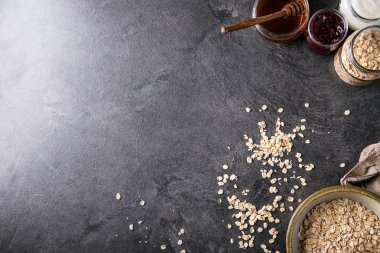 Kuru yulaf taze Yunan yoğurt ile servis