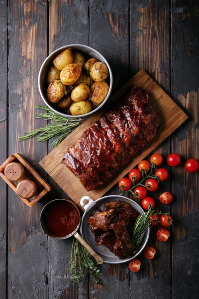 Hemgjort gris- och nötkött revben — Stockfoto