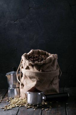 Yeşil ve kavrulmuş kahve çekirdeği.